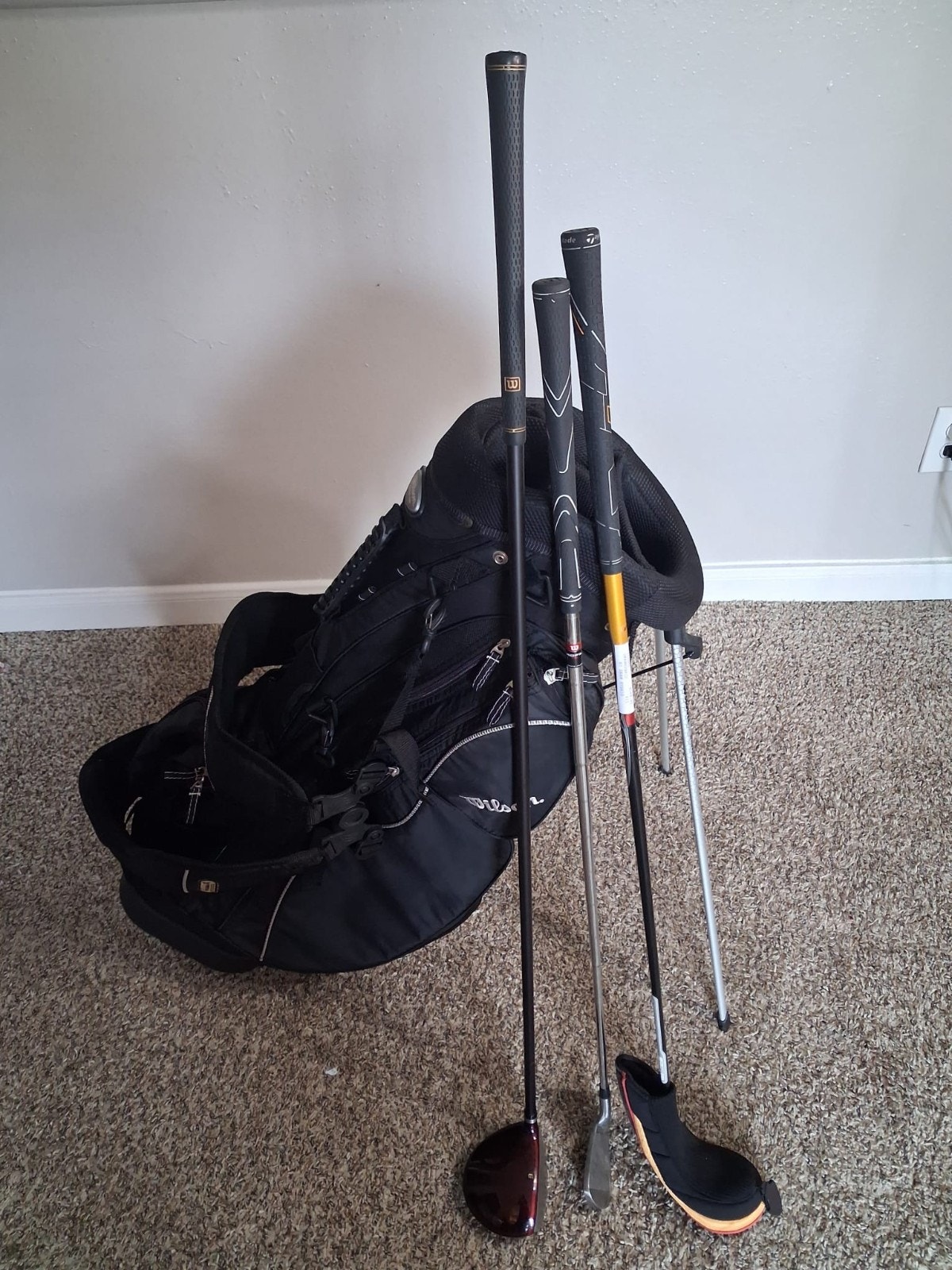 Wilson Stand Golf Bag W/ 3 Clubs Driver Iron Hybrid Rain Cover Excellent Cond